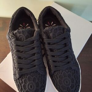 Isaac Mizrahi Black Textured Lace Up Sneakers White Sole Women’s Size 6.5 New